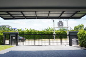 ตัวอย่างหลังคาโรงรถไวนิลที่ติดตั้งอยู่บริเวณหน้าบ้าน