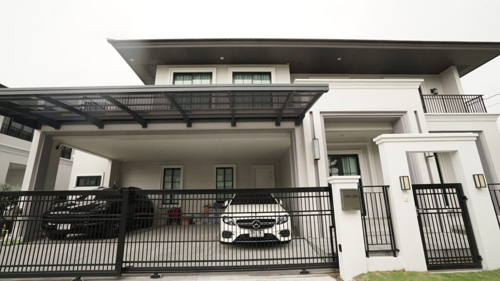 หลังคาโรงรถแบบโปร่งแสงช่วยให้ดูโปร่งสบาย