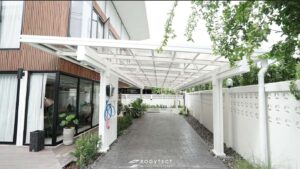ที่จอดรถยนต์ขนาดใหญ่ในบ้าน รองรับการชาร์จรถไฟฟ้าได้สบาย
