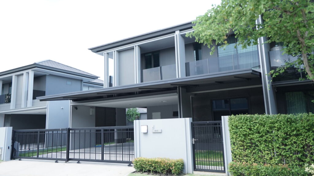 การต่อเติมหลังคาโรงรถในหมู่บ้าน