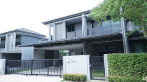 การต่อเติมหลังคาโรงรถในหมู่บ้าน