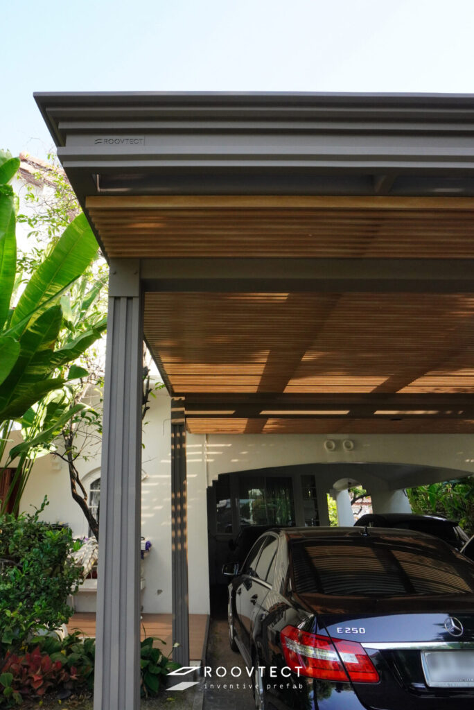 หลังคาโรงรถหน้าบ้านแบบคลาสสิคจาก ROOVTECT หมู่บ้านลดาวัลย์ ศรีนครินทร์