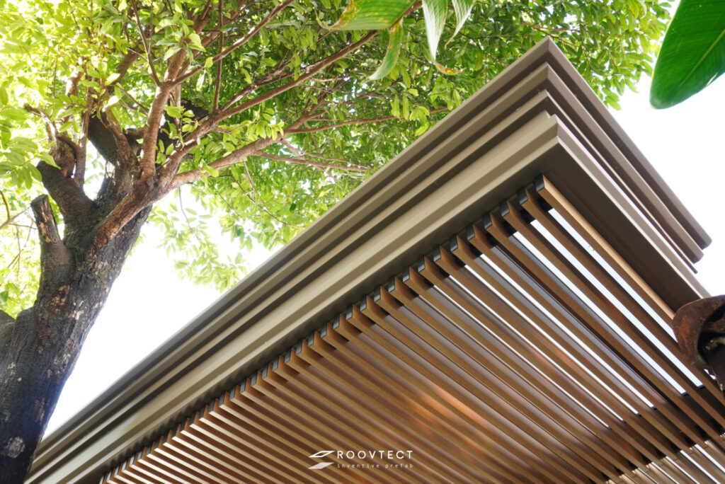 หลังคาโรงรถหน้าบ้านแบบคลาสสิคจาก ROOVTECT หมู่บ้านลดาวัลย์ ศรีนครินทร์