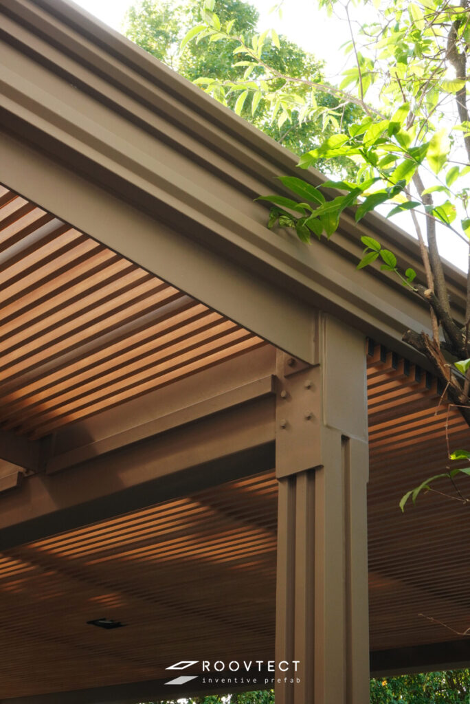 หลังคาโรงรถหน้าบ้านแบบคลาสสิคจาก ROOVTECT หมู่บ้านลดาวัลย์ ศรีนครินทร์