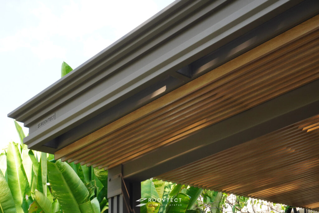 หลังคาโรงรถหน้าบ้านแบบคลาสสิคจาก ROOVTECT หมู่บ้านลดาวัลย์ ศรีนครินทร์