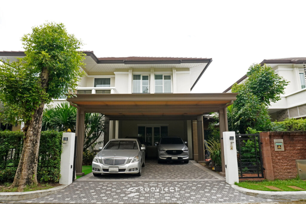 หลังคาโรงรถหน้าบ้านแบบคลาสสิคจาก ROOVTECT หมู่บ้าน The Palazzo พระราม 3 - สุขสวัสดิ์