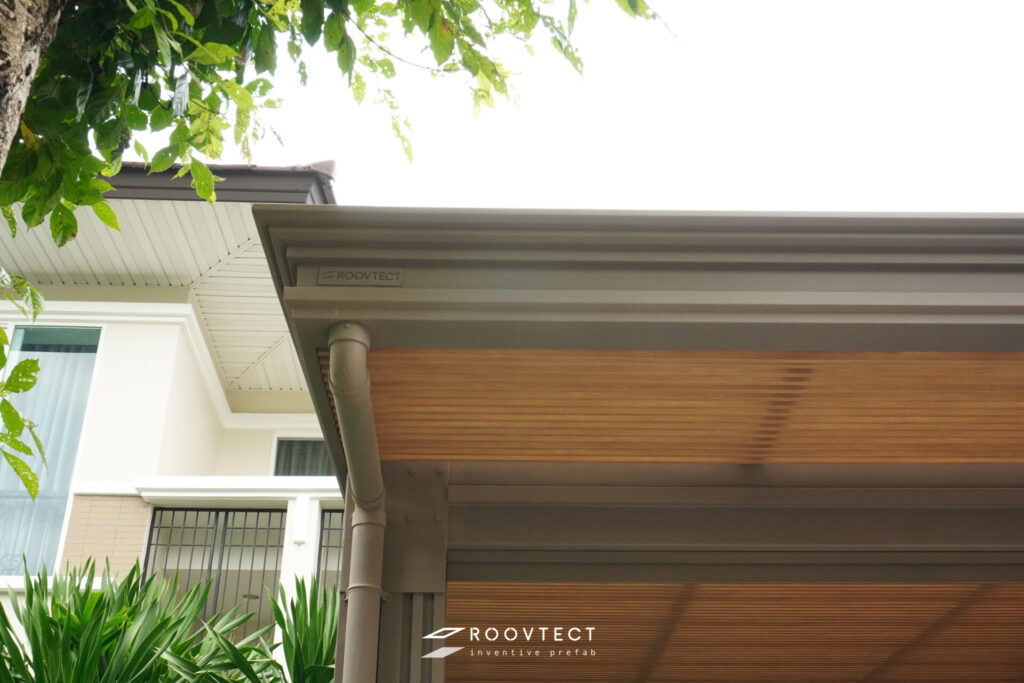 หลังคาโรงรถหน้าบ้านแบบคลาสสิคจาก ROOVTECT หมู่บ้าน The Palazzo พระราม 3 - สุขสวัสดิ์