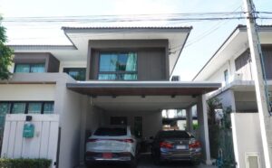 ตัวอย่างการต่อเติมหลังคาโรงรถแบบไม่มีเสาโดย ROOVTECT